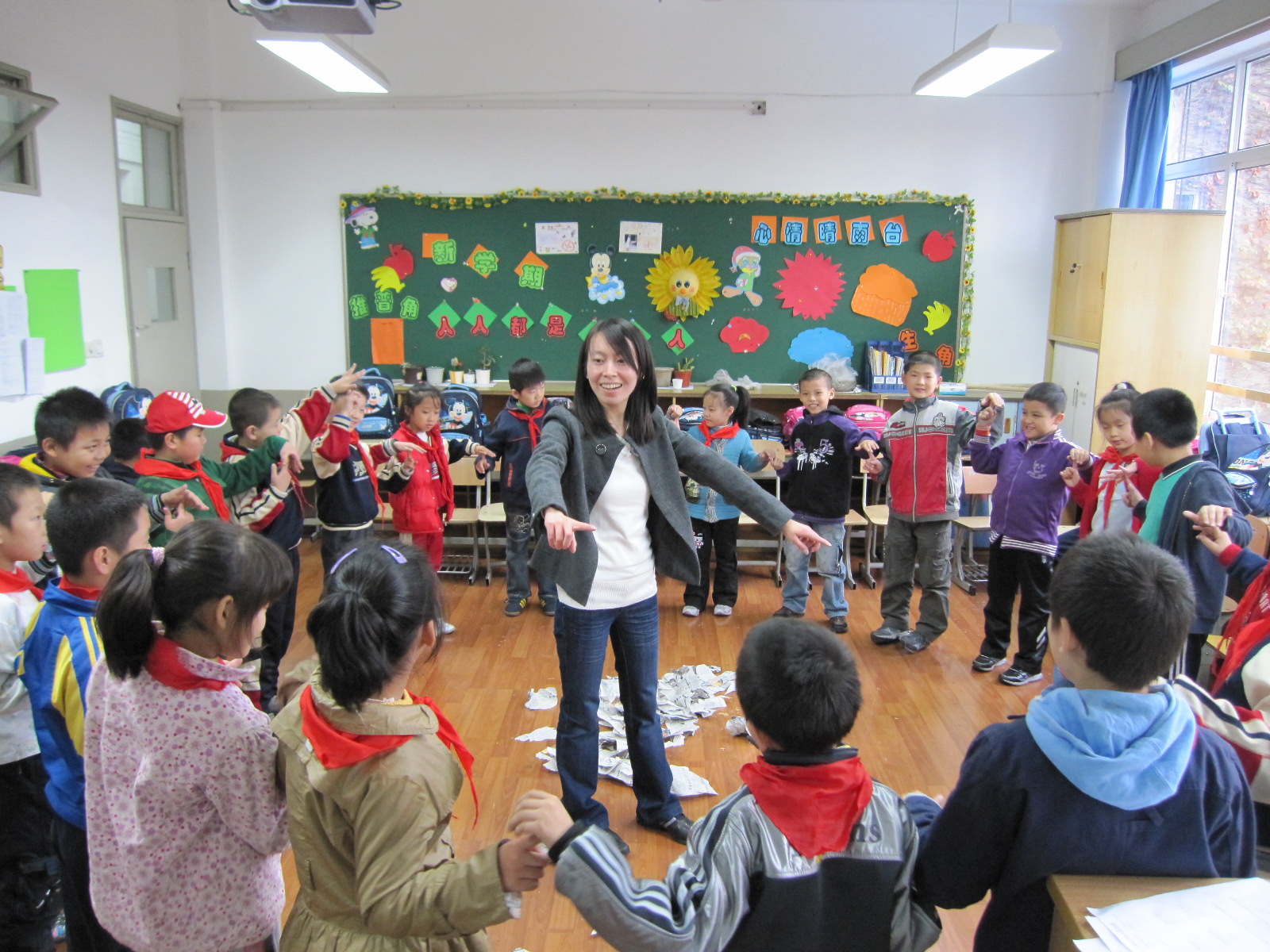 小学心理活动中,孩子们围成一圈参加互动